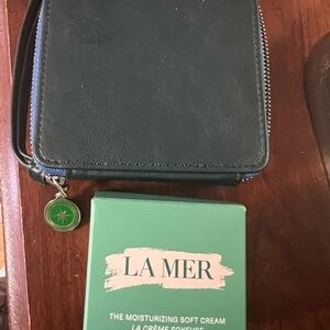 La Mer Moisturizing Soft Cream with Green Leather Wallet